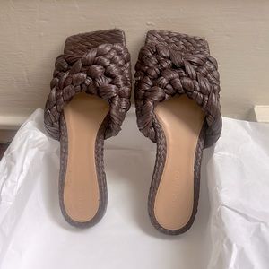 BOTTEGA VENETA Intrecciato raffia slides size 6. Good condition